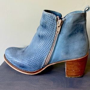Suede/leather rich baby blue Italian ankle boots. Perfect height and adorable